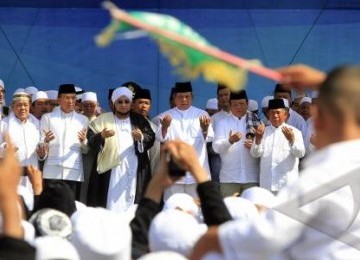 Presiden Susilo Bambang Yudhoyono (ketiga kanan) berdoa bersama dengan ribuat umat Muslim di acara Dzikir Akbar di Monumen Nasional, Jakarta, Ahad (5/2). 