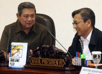 Presiden Susilo Bambang Yudhoyono (kiri) berbincang dengan Wakil Presiden Boediono (kanan) sebelum memimpin sidang kabinet.