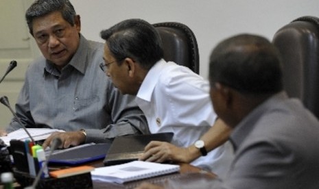 Presiden Susilo Bambang Yudhoyono (kiri) berdiskusi dengan Wapres Boediono ( kedua kanan) saat rapat kabinet terbatas di kantor kepresidenan, Jakarta.