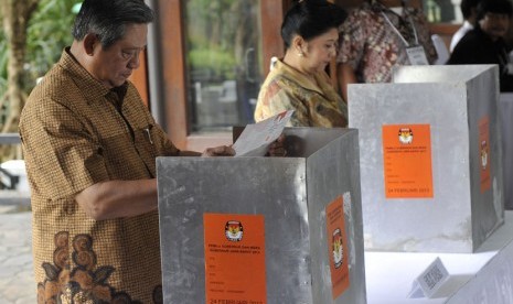   Presiden Susilo Bambang Yudhoyono (kiri) bersama Ibu Negara Ani Yudhoyono (kanan) menggunakan hak pilihnya dalam Pilkada Jabar di TPS 05, Puri Cikeas, Bogor, Jabar, Ahad (24/2).   (Antara/Prasetyo Utomo)