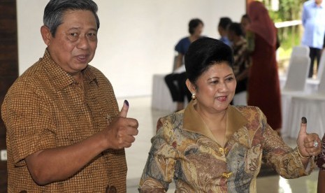  Presiden Susilo Bambang Yudhoyono (kiri) bersama Ibu Negara Ani Yudhoyono (kanan) usai menggunakan hak pilihnya dalam Pilkada Jabar di TPS 05, Puri Cikeas, Bogor, Jabar, Ahad (24/2). (Antara/Prasetyo Utomo)