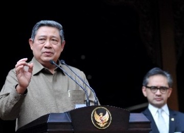 Presiden Susilo Bambang Yudhoyono (kiri) dan Menteri Luar Negeri Marty Natalegawa (kanan).