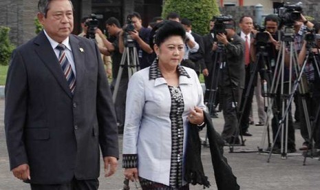  Presiden Susilo Bambang Yudhoyono (kiri) didampingi Ibu Ani Yudhoyono (kanan) berjalan menuju pesawat kepresidenan di Bandara Halim Perdanakusuma, Jakarta, Senin (22/4).