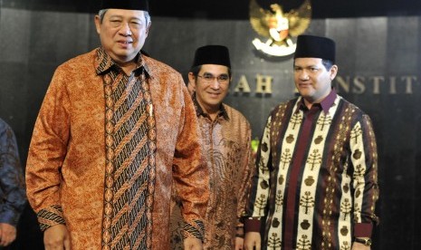 Presiden Susilo Bambang Yudhoyono (kiri) didampingi Ketua MK Hamdan Zoelva (tengah) dan Ketua KPU Husni Kamil Manik (kanan) 