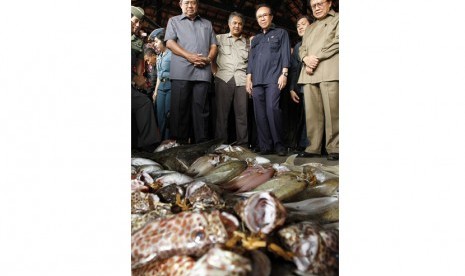  Presiden Susilo Bambang Yudhoyono (kiri) didampingi Menteri Kelautan dan Perikanan Syarif C. Sutardjo (kedua kanan) dan Seskab Dipo Alam (kanan) mengunjungi Tempat Pelelangan Ikan di Kampung Nelayan Tanjung Pasir, Teluk Naga di Tangerang, Banten, Jumat (4