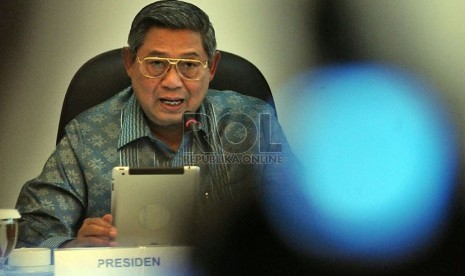   Presiden Susilo Bambang Yudhoyono memimpin rapat kabinet terbatas kenaikan harga gas Elpiji 12 Kg di Pangkalan Udara Halim Perdanakusuma, Jakarta, Ahad (5/1). (Republika/Aditya Pradana Putra)