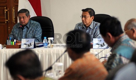   Presiden Susilo Bambang Yudhoyono (kiri) didampingi Wapres Boediono, memimpin rapat kabinet terbatas kenaikan harga gas Elpiji 12 Kg di Pangkalan Udara Halim Perdanakusuma, Jakarta, Ahad (5/1). (Republika/Aditya Pradana Putra)