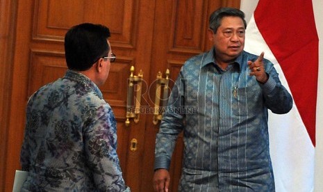 Presiden Susilo Bambang Yudhoyono meninggalkan ruangan usai memimpin rapat kabinet terbatas kenaikan harga gas Elpiji 12 Kg di Pangkalan Udara Halim Perdanakusuma, Jakarta, Ahad (5/1). (Republika/Aditya Pradana Putra)