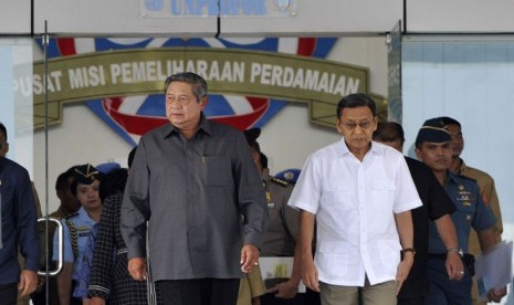   Presiden Susilo Bambang Yudhoyono (kiri) didampingi Wapres Boediono (kanan) menghadiri peresmian Kawasan Indonesia Peace and Security Center (IPSC) Sentul di Desa Sukahati, Citereup, Kabupaten Bogor, Senin (7/4). (Antara/Andika Wahyu)