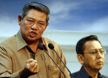 Presiden Susilo Bambang Yudhoyono (kiri) didampingi Wapres Boediono memberikan pernyataan pers seusai melakukan pertemuan terbatas di Kantor Kepresidenan, Jakarta, Ahad (25/9). 