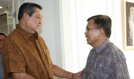  Presiden Susilo Bambang Yudhoyono (kiri) menerima kunjungan mantan Wapres Jusuf Kalla selaku Ketua Umum PMI (kanan) di Kantor Kepresidenan, Jakarta, Kamis (16/8). 