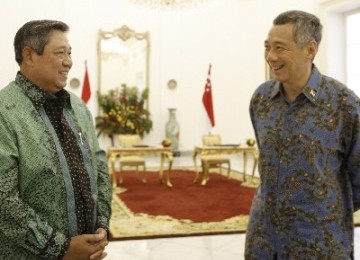 Presiden Susilo Bambang Yudhoyono (left) meets Singaporean Prime Minister Lee Hsien Loong, prior to bilateral discussion on some issues in Bogor Presidential Palace on Tuesday.  