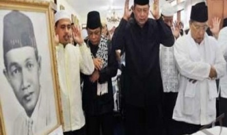 Presiden Susilo Bambang Yudhoyono melayat jenazah KH Idham Chalid di kediaman almarhum