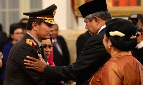 Presiden Susilo Bambang Yudhoyono memberikan ucapan selamat kepada pejabat baru Kapolri Komjen Pol Sutarman (kiri) seusai acara pelantikan di Istana Negara, Jakarta, Jumat (25/10). 