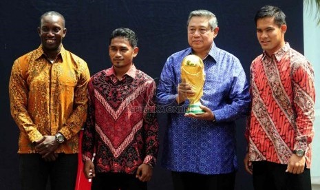  Presiden Susilo Bambang Yudhoyono memegang Trofi Piala Dunia, berfoto bersama FIFA Ambassador Dwight Yorke (kiri), Ramdani Lestaluhu (kedua kiri) serta Kiper AndritanyTrofi (kanan) di Lapangan Tengah Kompleks Istana Kepresidenan, Jakarta, Selasa (7/1).   