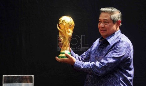  President Susilo Bambang Yudhoyono hold the World Cup trophy in Jakarta on Tueasday.