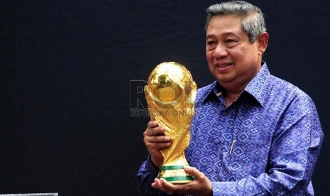  Presiden Susilo Bambang Yudhoyono memegang Trofi Piala Dunia saat menerima delegasi Asosiasi Federasi Sepakbola Internasional (FIFA) di Lapangan Tengah Kompleks Istana Kepresidenan, Jakarta, Selasa (7/1).   (Republika/Agung Supriyanto)