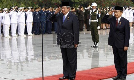  Presiden Susilo Bambang Yudhoyono memimpin upacara peringatan Hari Pahlawan 2012 di Taman Makam Pahlawan Kalibata, Jakarta, Sabtu (10/1). (Adhi Wicaksono)