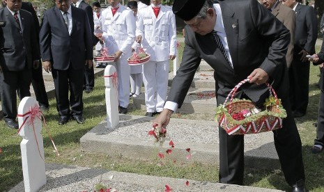 Presiden Susilo Bambang Yudhoyono menabur bunga di Taman Makam Pahlawan Seroja di Dili saat berkunjung ke Timor Leste, Senin (25/8). 