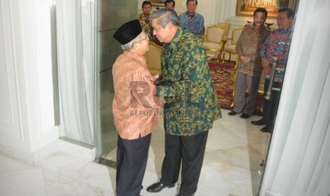  Presiden Susilo Bambang Yudhoyono menerima Ketua Majelis Ulama Indonesia (MUI) Ma'ruf Amin (kiri) beserta jajaran pengurus MUI di Istana Merdeka, Jakarta, Rabu (3/4).  (Republika/Aditya Pradana Putra)