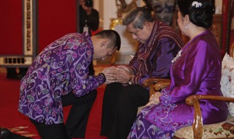 Presiden Susilo Bambang Yudhoyono menerima sungkem dari puteranya Edi Baskoro Yudhoyono pada acara sungkeman Hari Raya Idul Fitri 1 Syawal 1433 H di Istana Negara, Jakarta, Minggu (19/8).