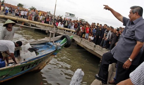   Presiden Susilo Bambang Yudhoyono mengunjungi Kampung Nelayan Tanjung Pasir, Teluk Naga di Tangerang, Banten, Jumat (4/1).   (Antara/Widodo S. Jusuf)