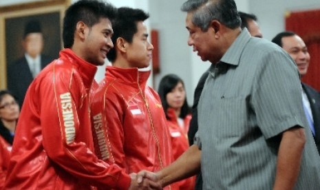 Presiden Susilo Bambang Yudhoyono menjabat tangan pebulutangkis Angga Pratama usai melepas kontingen Indonesia dalam Piala Thomas dan Uber 2014 di Istana Negara, Jakarta, Selasa (13/5).