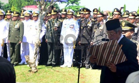  Presiden Susilo Bambang Yudhoyono menjadi inspektur upacara pemakaman Almarhum Ketua MPR Taufiq Kiemas di Taman Makam Pahlawan, Jakarta, Ahad (9/6). (Republika/Agung Supriyanto)