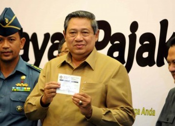 Presiden Susilo Bambang Yudhoyono menunjukan tanda penyerahan Surat Pemberitahunan Tahunan (SPT) PPh wajib pajak orang pribadi Tahun Pajak 2012 di Kementerian Keuangan, Jakarta, Senin (19/3). (Republika/Wihdan Hidayat)