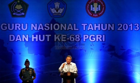 Presiden Susilo Bambang Yudhoyono menyampaikan pidato pada acara Hari Guru Nasional Tahun 2013 dan HUT ke-68 Persatuan Guru Republik Indonesia (PGRI) di Istora Senayan, Jakarta, Rabu (27/11). (Republika/Prayogi)