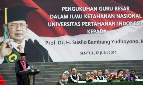 Presiden Susilo Bambang Yudhoyono menyampaikan pidato pengukuhan Guru Besar pada Sidang Senat Terbuka Akademik Universitas Pertahanan Indonesia di Kompleks Pusat Perdamaian dan Keamanan Indonesia (Indonesia Peace and Security Center/IPSC), Sentul, Kamis (1