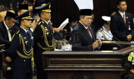 Presiden Susilo Bambang Yudhoyono menyampaikan Rancangan APBN 2015 dalam sidang paripurna di Ruang Rapat Paripurna I, Gedung Nusantara, Kompleks Parlemen, Jakarta, Jumat (15/8). (Republika/Aditya Pradana Putra)