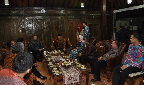 Presiden Susilo Bambang Yudhoyono (SBY) bersama istri dan rombongan mendatangi kediaman Amien Rais di Yogyakarta, Kamis malam (17/10)