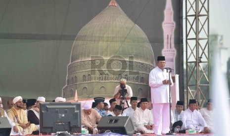  Presiden Susilo Bambang Yudhoyono (SBY) memberikan sambutan dalam acara Maulid Nabi Muhammad SAW bersama Majelis Rasululah SAW di Silang Monas, Jakarta Pusat, Selasa (14/1). (Republika/Agung Supriyanto) 