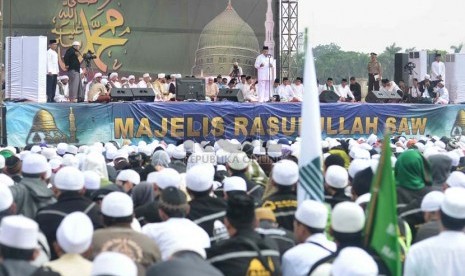  Presiden Susilo Bambang Yudhoyono (SBY) memberikan sambutan dalam acara Maulid Nabi Muhammad SAW bersama Majelis Rasululah SAW di Silang Monas, Jakarta Pusat, Selasa (14/1). (Republika/Agung Supriyanto) 