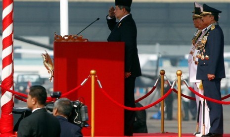 Presiden Susilo Bambang Yudhoyono sebagai inspektur upacara HUT TNI ke 67 di Bandara Halim Perdanakusumah, Jakarta, Jumat (5/10).