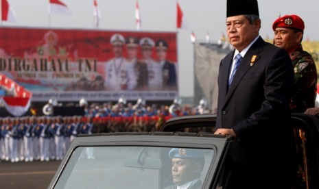 Presiden Susilo Bambang Yudhoyono selaku inspektur upacara HUT TNI ke 67 di Bandara Halim Perdanakusumah, Jakarta, Jumat (5/10).