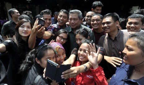 Presiden Susilo Bambang Yudhoyono (tengah atas) berfoto selfie dengan para jurnalis seusai konferensi pers di kediaman presiden di Puri Cikeas, Bogor, Jabar, Kamis (31/7). 