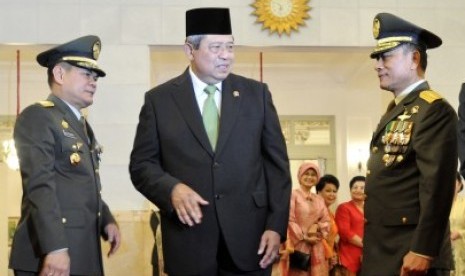 Presiden Susilo Bambang Yudhoyono (tengah) berbincang dengan Panglima TNI Jenderal TNI Moeldoko (kanan) dan KSAD Letjen TNI Budiman (kiri) seusai pelantikan keduanya di Istana Negara, Jakarta, Jumat (30/8). Moeldoko dilantik menjadi Panglima TNI menggantik