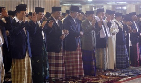  Presiden Susilo Bambang Yudhoyono (tengah) dan Wakil Presiden Boediono menunaikan shalat ied di Masjid Istiqlal Jakarta (ilustrasi) 