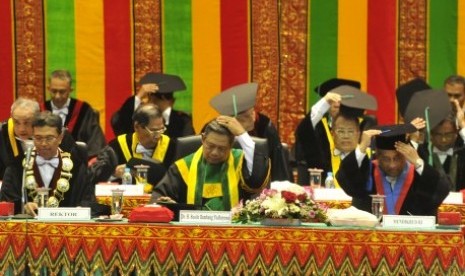 Presiden Susilo Bambang Yudhoyono (tengah) didampingi Mendikbud M Nuh (kedua kanan) dan Rektor Universitas Syiah Kuala Samsul Rizal (kedua kiri) menghadiri rapat senat terbuka di Universitas Syiah Kuala, Banda Aceh, NAD, Kamis (19/9).