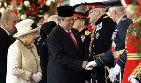 Presiden Susilo Bambang Yudhoyono (tengah) didampingi Ratu Inggris Elizabeth II berjabat tangan dengan Kepala Angkatan Bersenjata Inggris saat upacara penyambutan dengan Parade Pasukan Berkuda di London, Inggris, Rabu (31/10). 