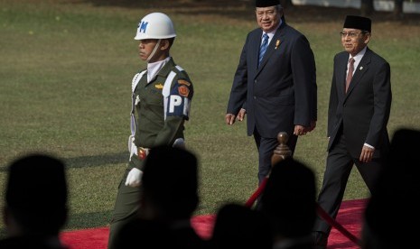 Presiden Susilo Bambang Yudhoyono (tengah) didampingi Wakil Presiden Boediono (kanan) tiba di lapangan upacara Peringatan Hari Kesaktian Pancasila di Monumen Pancasila Sakti, Lubang Buaya, Jakarta Timur, Rabu (1/10)(Antara/Widodo S.Jusuf)