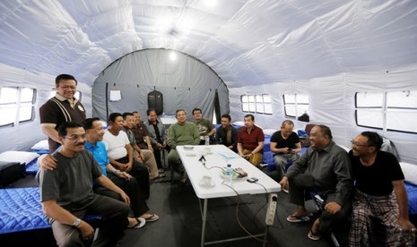 Presiden Susilo Bambang Yudhoyono (tengah) duduk bersama sejumlah menteri dan pejabat tinggi negara di Posko Pengungsian, Kaban Jahe, Sumatera Utara, Kamis (23/1). 