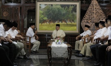   Presiden Susilo Bambang Yudhoyono (tengah) menerima capres cawapres nomor urut satu Prabowo Subianto (tengah kiri) dan Hatta Rajasa (tengah kanan) di Pendopo Puri Cikeas Indah, Bogor, Jumat (4/7).