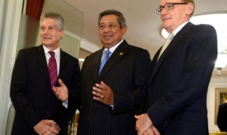 Presiden Susilo Bambang Yudhoyono (tengah) menerima Menteri Luar Negeri Australia Bob Carr (kanan) dan Menteri Pertahanan Australia Stephen Smith (kiri) di kantor Presiden, Jakarta, Rabu (3/4)