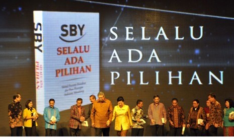 Presiden Susilo Bambang Yudhoyono (tengah) menggandeng tangan Ibu Ani Yudhoyono seusai membagikan buku karyanya saat peluncuran di JCC Senayan, Jakarta, Jumat (17/1).