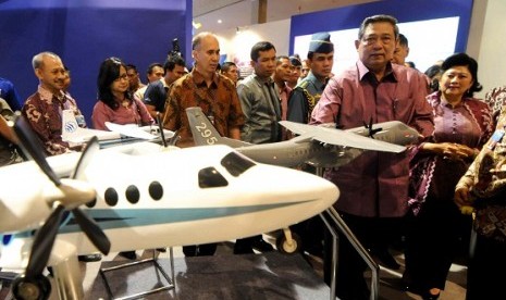 Presiden Susilo Bambang Yudhoyono (third from right) takes a tour in Trade Expo Indonesia on Wednesday. During the tour he inspects CN 295 airplane made by PT Dirgantara Indonesia.  