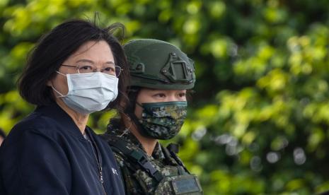 File foto Presiden Taiwan Tsai Ing-wen (kiri) mengamati latihan militer selama kunjungannya di pangkalan militer di Chiayi, Taiwan, 6 Januari 2023. Delegasi anggota parlemen Amerika Serikat (AS) bertemu dengan Presiden Tsai Ing-wen.