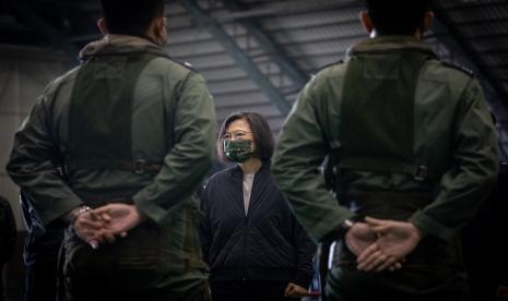  Presiden Taiwan Tsai Ing-wen (Tengah) berbicara dengan pilot Mirage-2000 selama kunjungannya di Pangkalan Udara di Hsinchu, Taiwan, 13 Januari 2023. Tsai, mengunjungi pangkalan udara dan berbicara dengan pilot di tengah intrusi udara pesawat militer Tiongkok di atas ADIZ Taiwan .